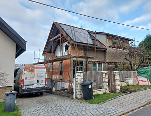 Zateplení stropu rodinného domu pomocí foukané izolace